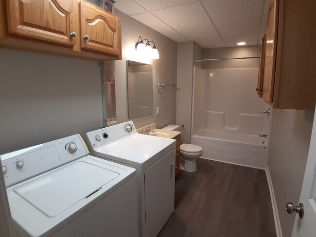 Foto del edificio - Radford, 1 BR / 1 BA Apartment, Available May 20th