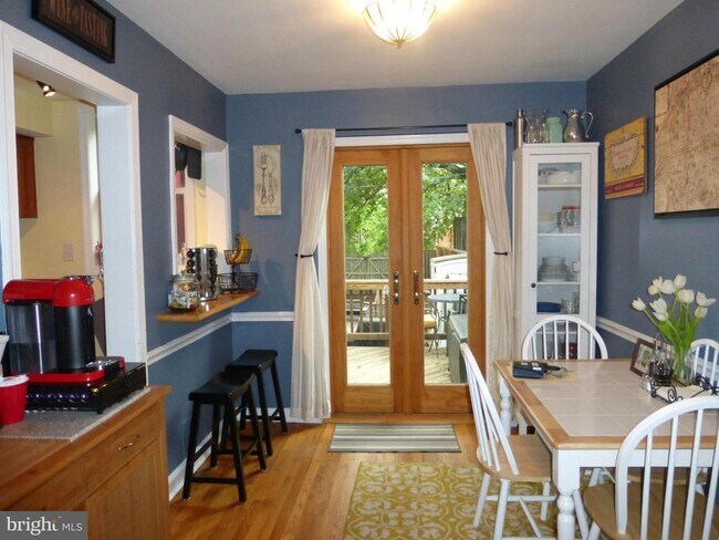 Building Photo - 713 S Columbus St