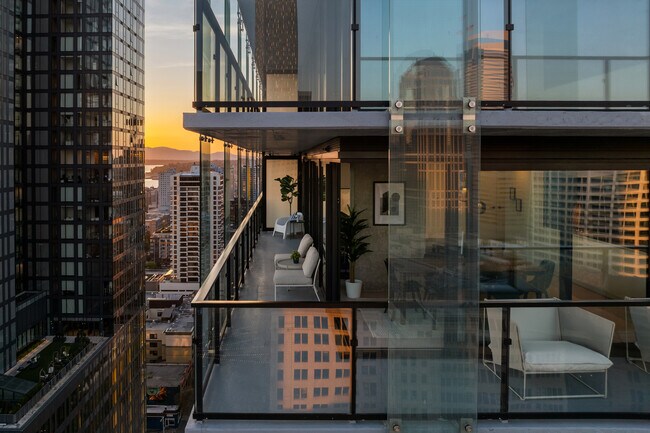 Foto del edificio - First Light