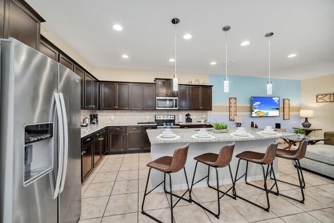 Building Photo - 8805BC  Amazing Luxury 9Br Villa With Lake...