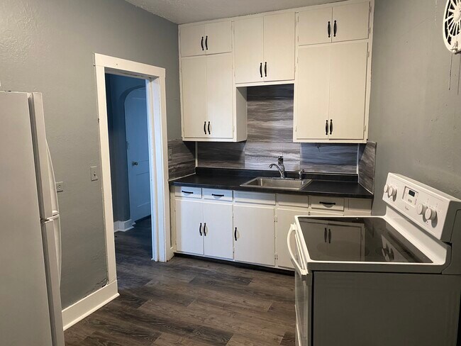 Foto del edificio - 103 W Main St