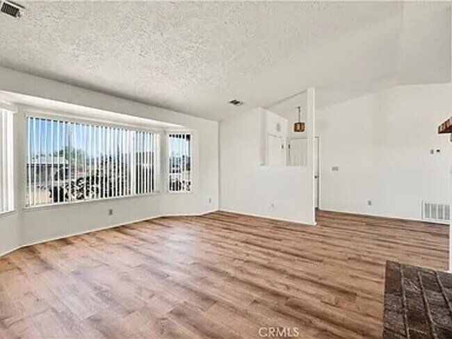 Foto del edificio - New Flooring & Ready for Move-in!