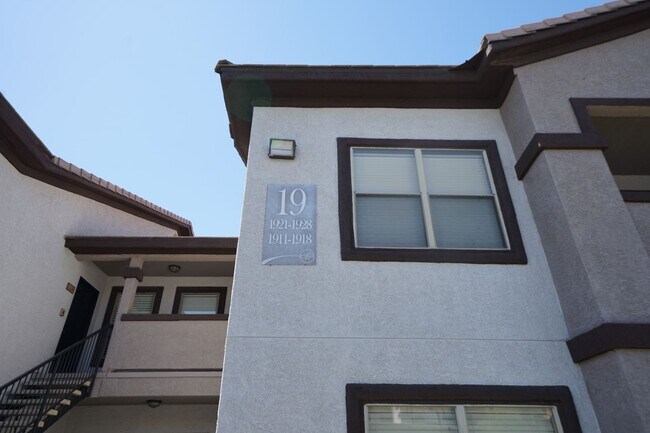 Building Photo - SHOWINGS AVAILABLE NOW