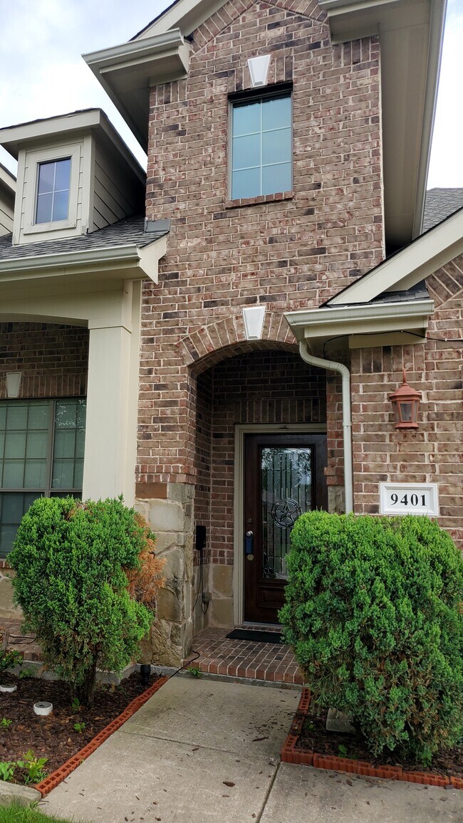 Building Photo - 9401 Caliente Dr