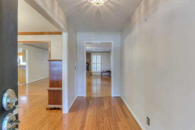 Building Photo - 2303 Friendship Dr