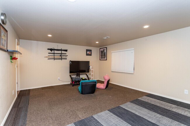Foto del edificio - Spacious 6-Bedroom Home in Lorson Ranch!