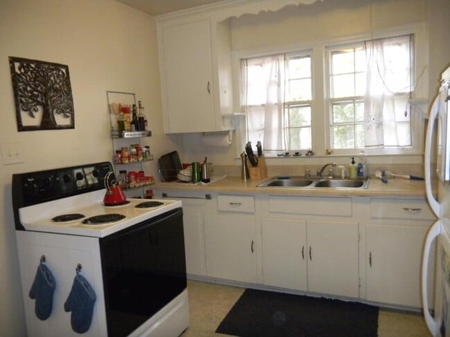 Kitchen - 423 Whitehead Cir