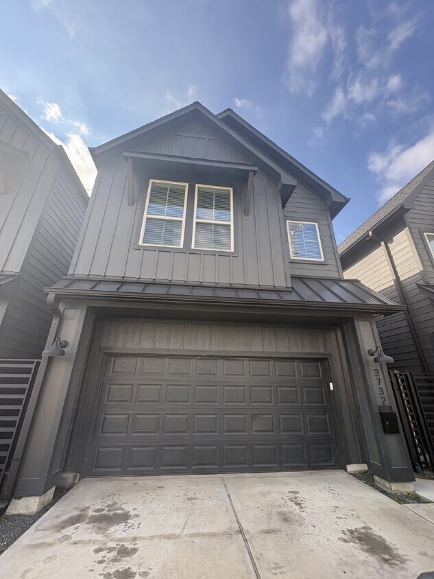 Building Photo - Beautifully appointed home centrally located in Houston, TX