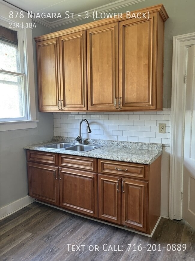 Building Photo - 878 Niagara St