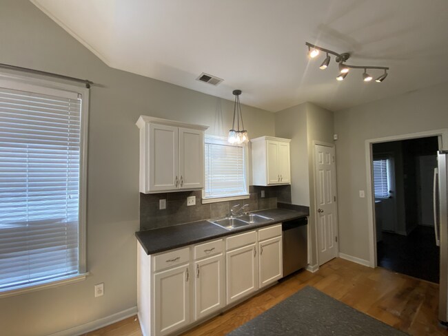Foto del edificio - Pristine 3 bedroom 2 bath on Island! Fence...