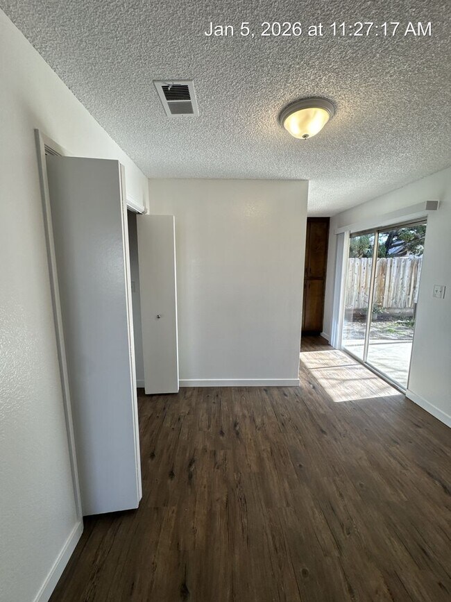 Building Photo - 2710