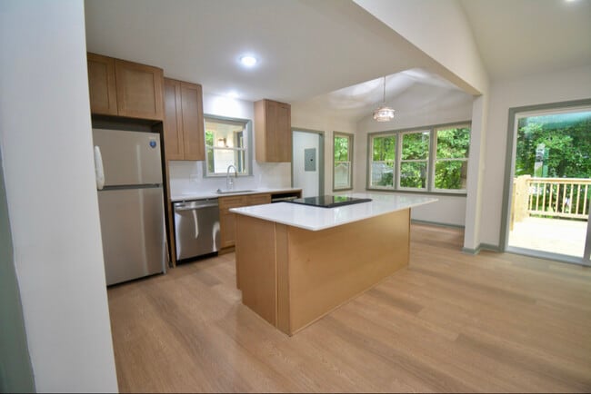 Building Photo - 421 Danielle Dr
