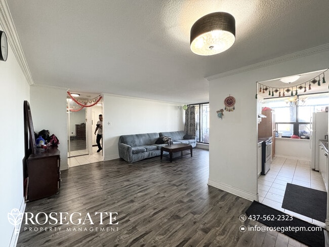 Photo du bâtiment - Bright 2-Bedroom Condo with Parking in Pri...
