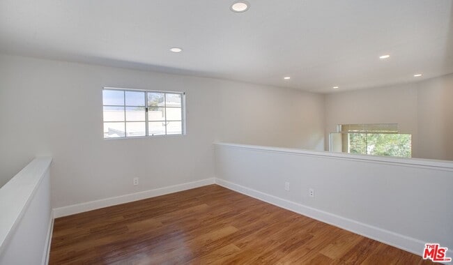Building Photo - 1420 Peerless Pl