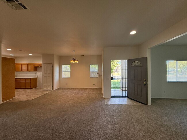 Foto del edificio - Lancaster 4 + 2 Available Now !