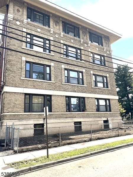 Building Photo - 347 Park Ave
