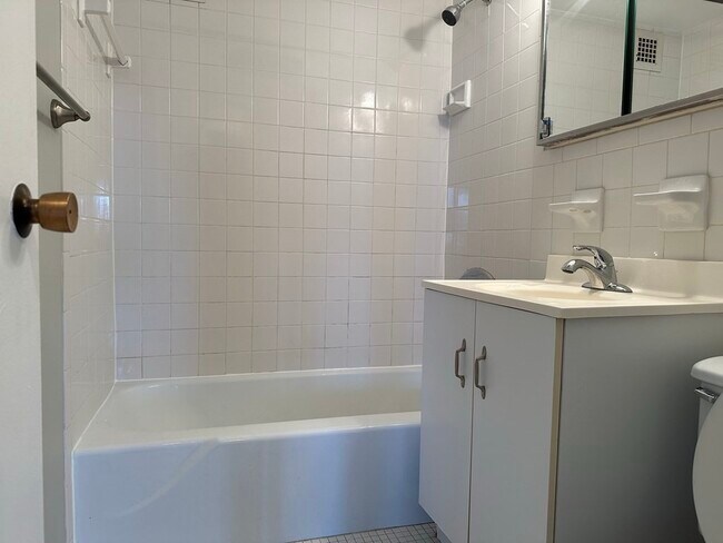 Building Photo - 10 Whittier Pl