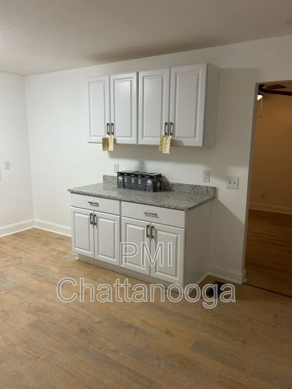 Building Photo - 909 W 39th St