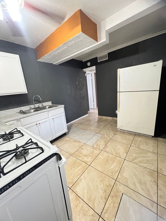 Building Photo - Downstairs 2 Bed / 1 Bath Apartment ALL UTILITIES INCLUDED