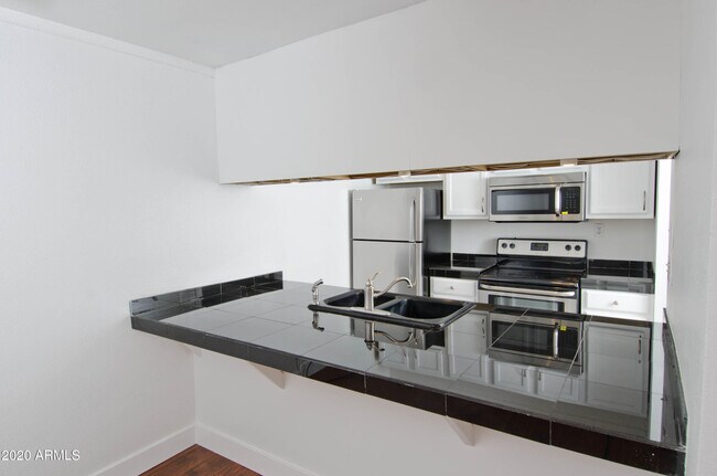 Building Photo - 7625 E Camelback Rd
