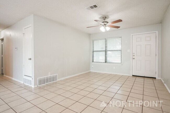 Foto del edificio - 803 Lisa Ln