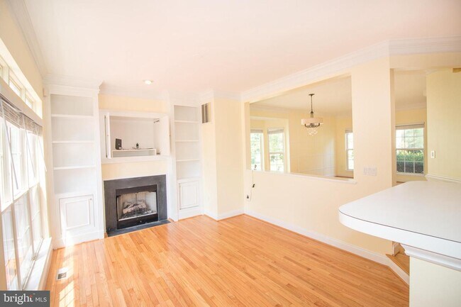 Building Photo - 9306 Hedgeford St