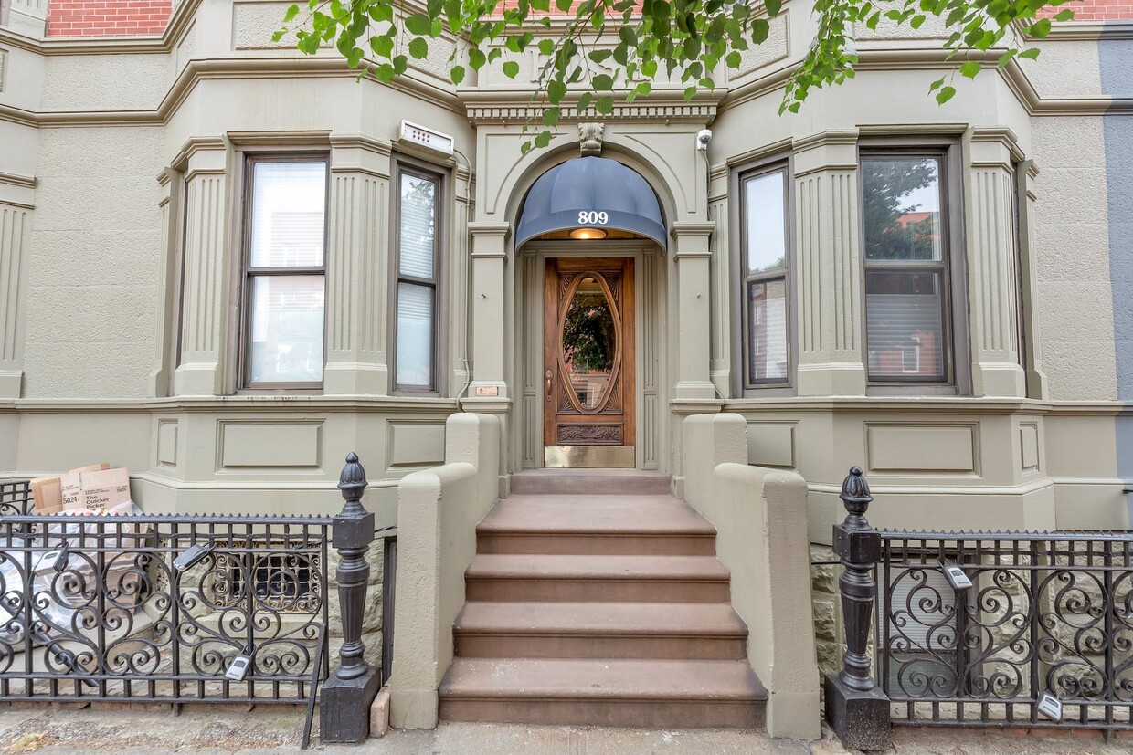 Primary Photo - 809 Washington St