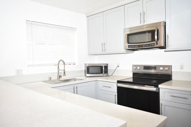 Foto del edificio - Modern 2 bed 1 Ba Unit, Private Patio and Community Pool (San Diego, 92105)