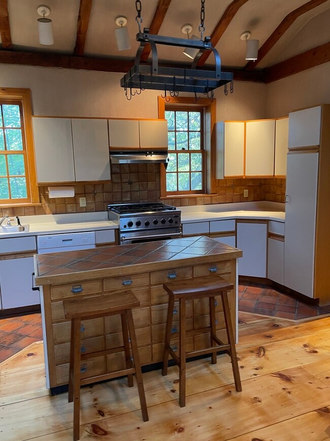 Kitchen - 950 Western Ave