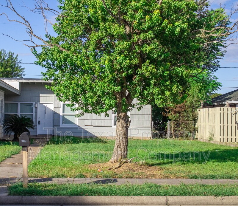 172617 W 8th St, Freeport, TX 77541 Condo for Rent in Freeport, TX