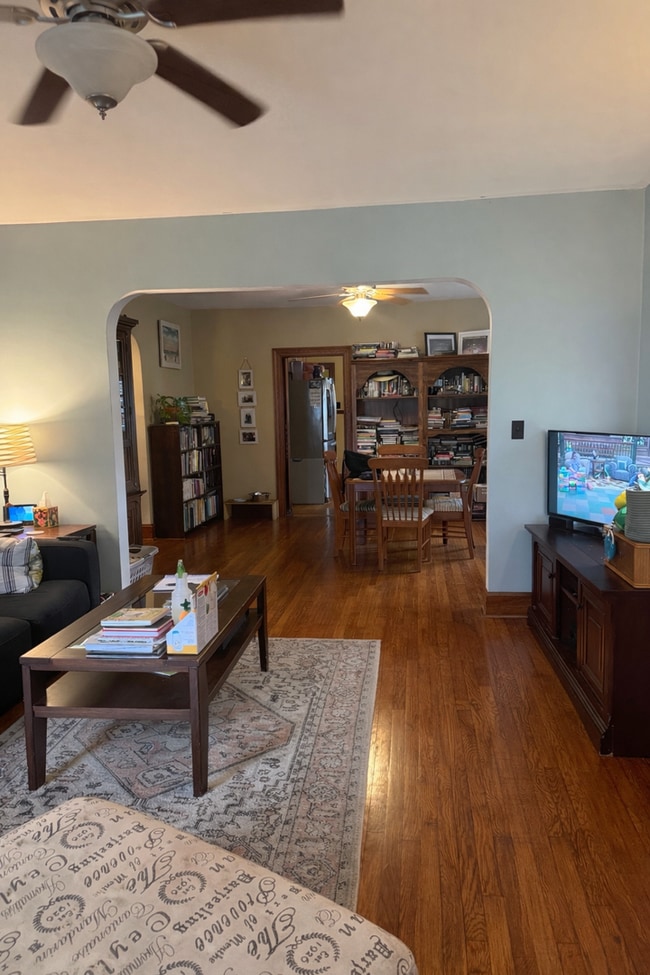 Building Photo - Charming Bungalow!