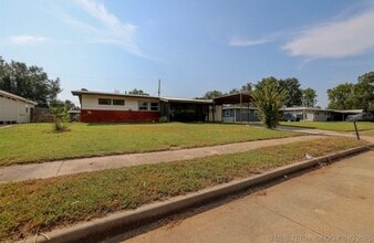 Building Photo - 420 Meadowbrook Ln