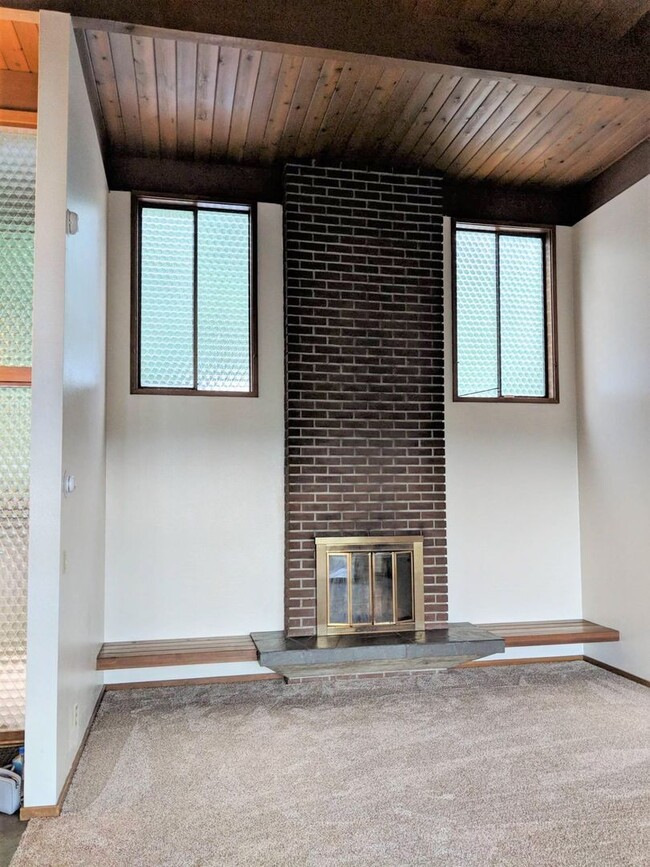 Building Photo - Beautiful, spacious mid-century modern 5 b...