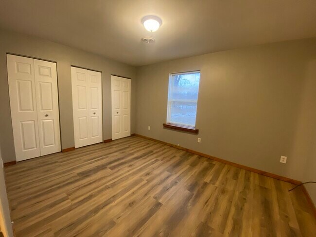 Foto del edificio - Spacious 3 bedroom 2 bath with 1 stall garage duplex outside city of Watertown for rent!