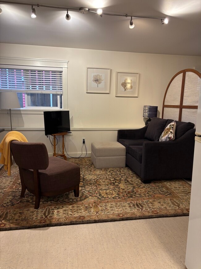 Building Photo - 1940 William St