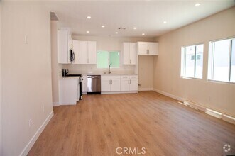Building Photo - 2253 N Catalina St