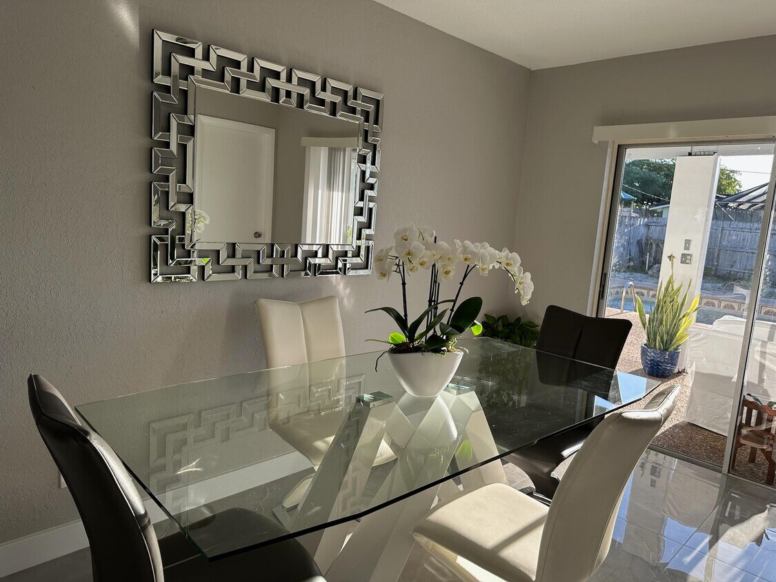 Building Photo - 3093 Pinehurst Dr