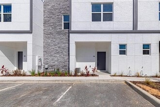 Building Photo - 400 Famagusta Dr