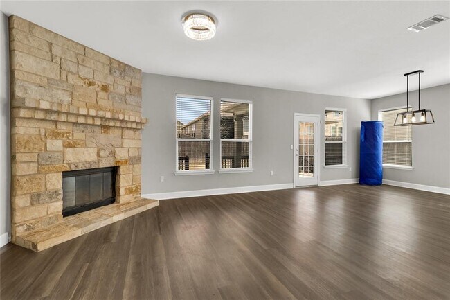 Building Photo - 900 Sawbuck Dr