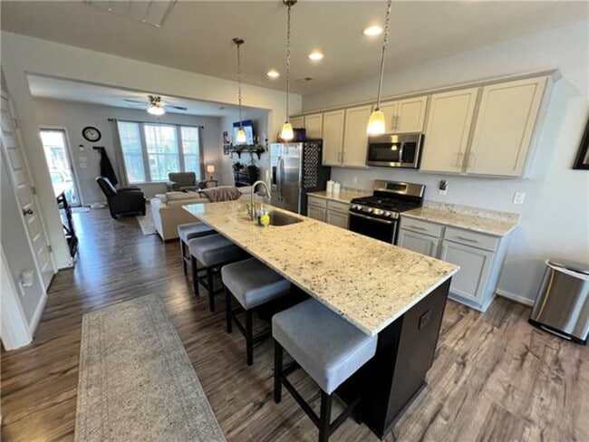 Building Photo - 8011 Rutland Village Dr