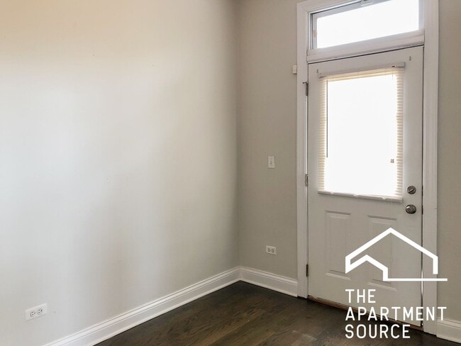 Foto del edificio - 3856 N Southport Ave