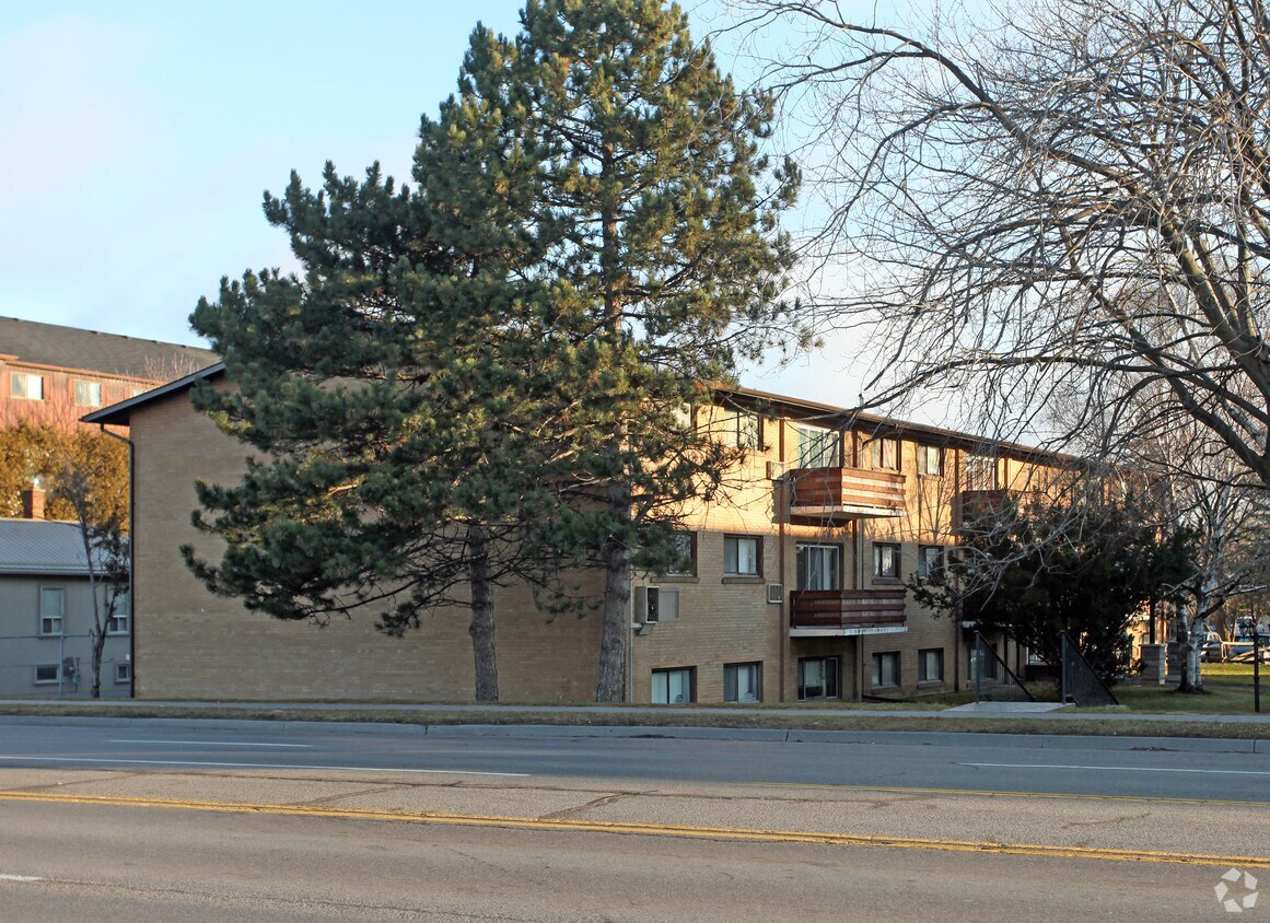 Primary Photo - 949 Simcoe St N
