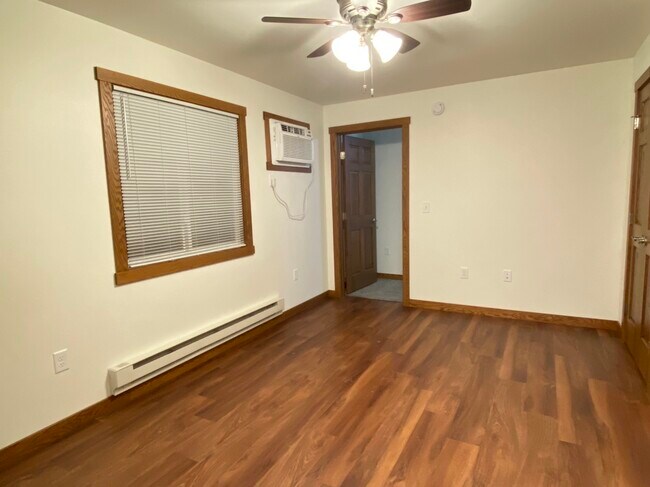 Foto del edificio - 303 S Commercial St