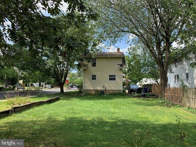 Building Photo - 2512 2nd Rd N