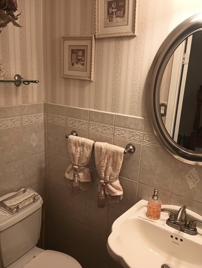 Half bath - 819 Brooklyn Ave
