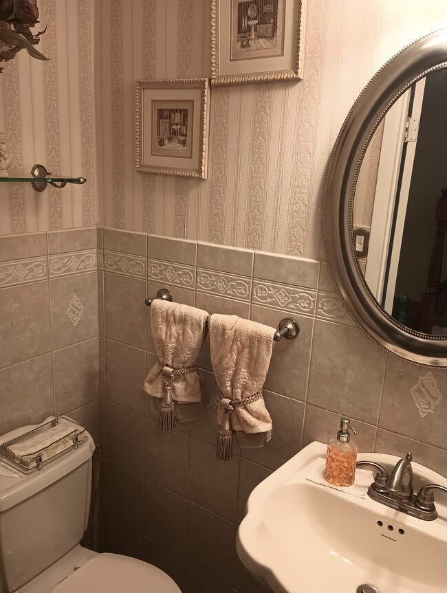Half bath - 819 Brooklyn Ave