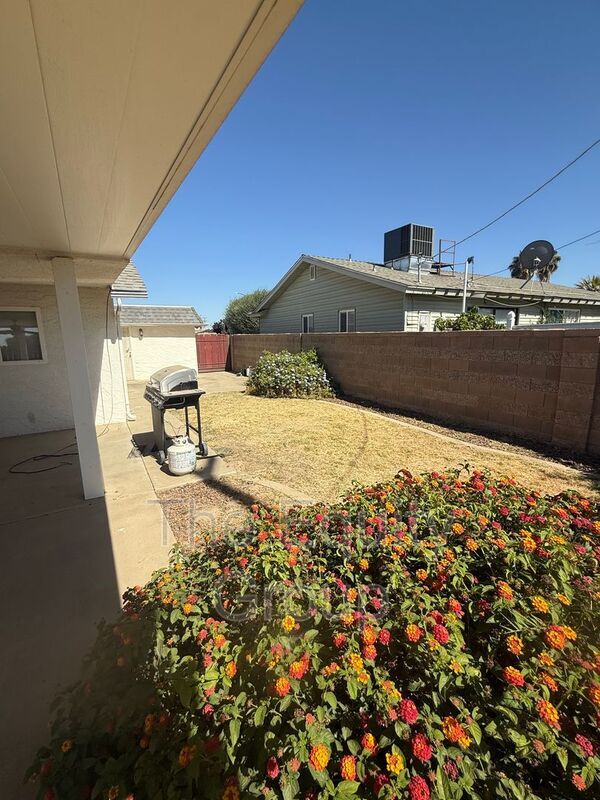 Foto del edificio - 473 W Deodar Ln