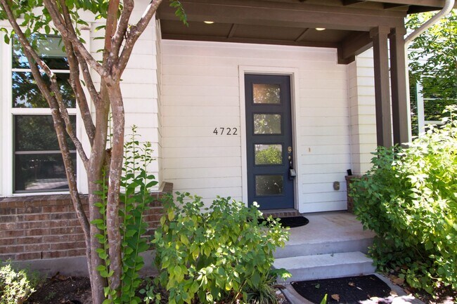 Building Photo - Beautiful 3 Bed / 2.5 Bath Home in Mueller