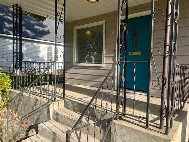 Building Photo - 415 B St