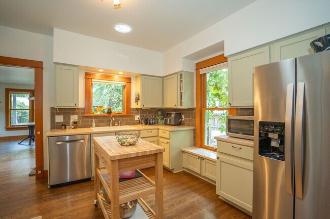 Foto del edificio - Charming 2-Bed, 2-Bath Loft Home in Old To...